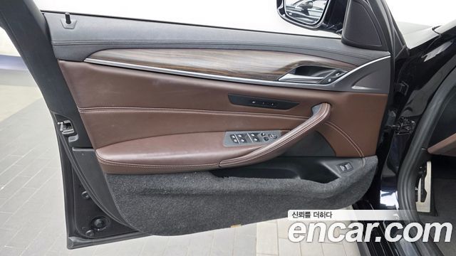 BMW 5-Series 2018 — photo 14