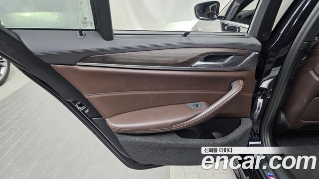 BMW 5-Series 2018 — photo 15