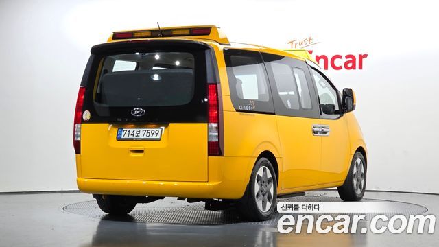 Hyundai Staria 2022 — photo 2