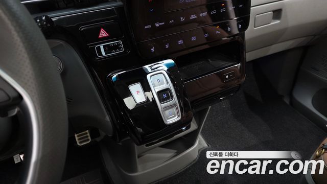 Hyundai Staria 2025 — photo 12
