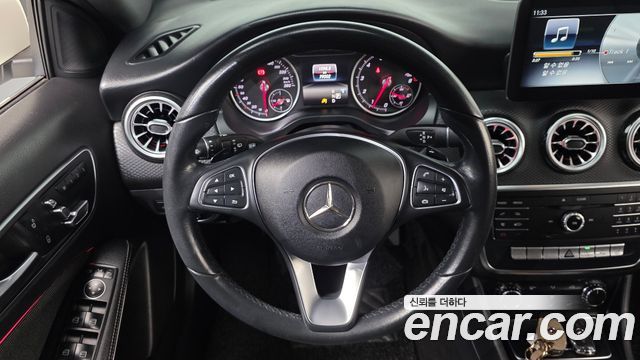 Mercedes-Benz A-Class 2018 — photo 12