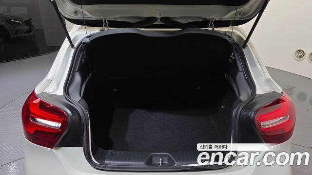 Mercedes-Benz A-Class 2018 — photo 15