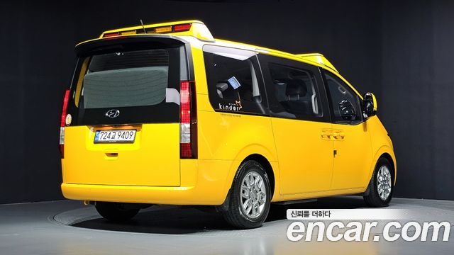 Hyundai Staria 2023 — photo 2