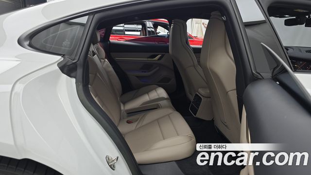 Porsche Taycan 2023 — photo 17
