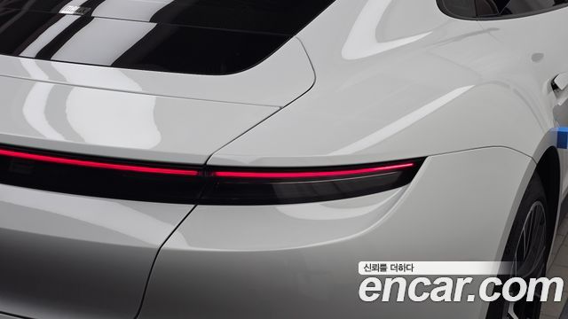 Porsche Taycan 2023 — photo 9