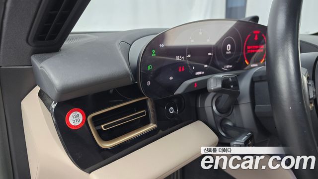 Porsche Taycan 2023 — photo 28