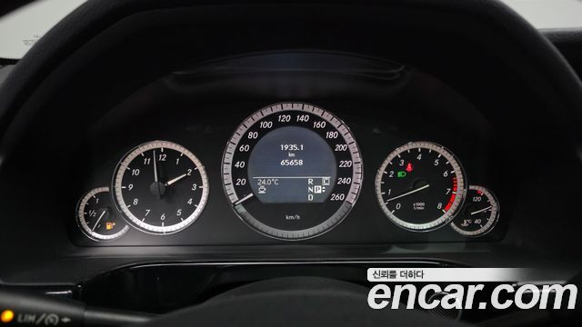 Mercedes-Benz E-Class 2010 — photo 8