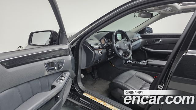 Mercedes-Benz E-Class 2010 — photo 10