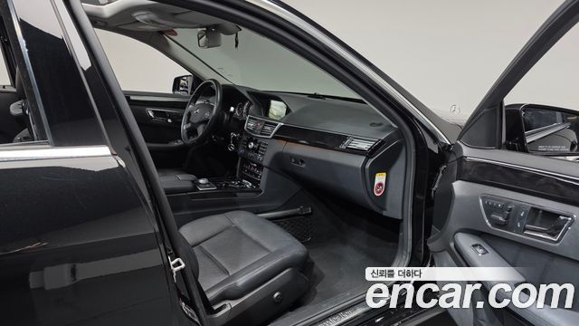 Mercedes-Benz E-Class 2010 — photo 11