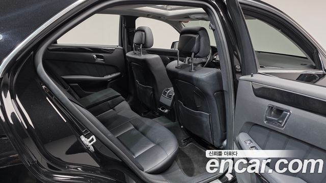 Mercedes-Benz E-Class 2010 — photo 12