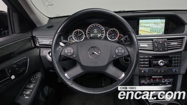 Mercedes-Benz E-Class 2010 — photo 13