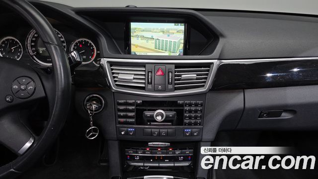 Mercedes-Benz E-Class 2010 — photo 14