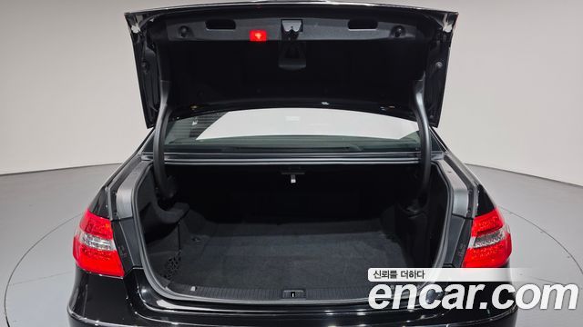 Mercedes-Benz E-Class 2010 — photo 20