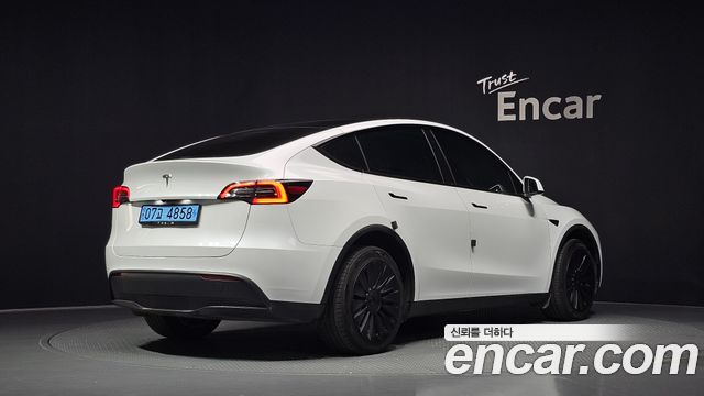 Tesla Model Y 2023 — photo 2