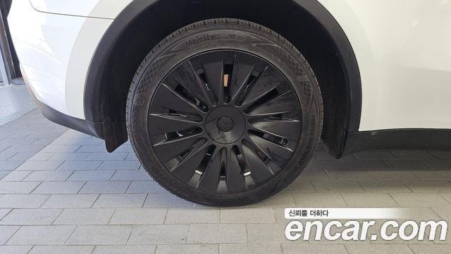 Tesla Model Y 2023 — photo 5