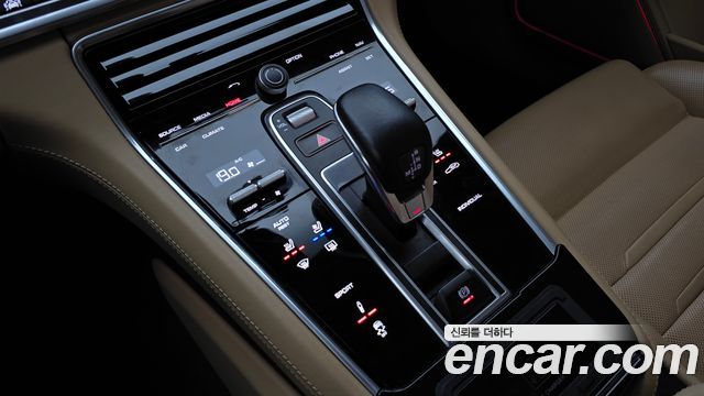 Porsche Panamera 2020 — photo 40
