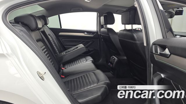 Volkswagen Passat 2021 — photo 17