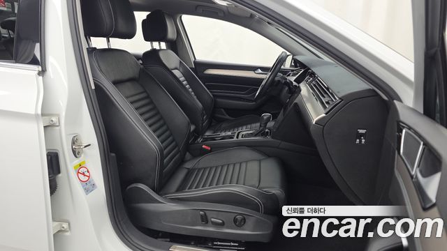 Volkswagen Passat 2021 — photo 16