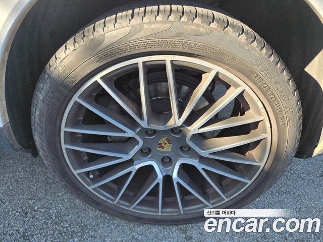 Porsche Cayenne 2019 — photo 20