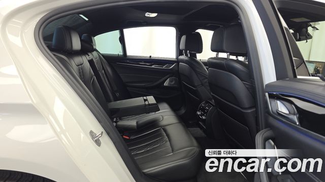 BMW 5-Series 2018 — photo 12