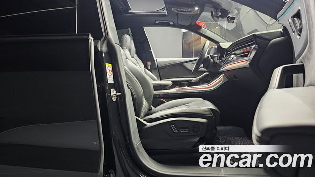 Audi Q8 2023 — photo 10