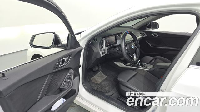 BMW 1-Series 2021 — photo 10