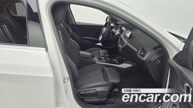 BMW 1-Series 2021 — photo 11