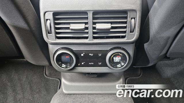 Land Rover Range Rover Velar 2025 — photo 18