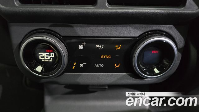 Land Rover Range Rover Velar 2025 — photo 18