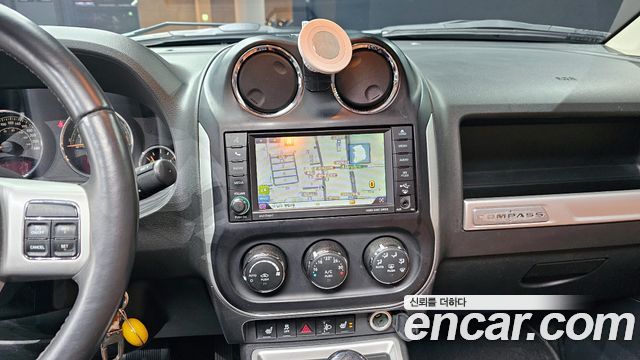 Jeep Compass 2016 — photo 15