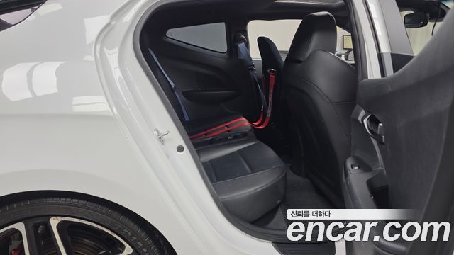 Hyundai Veloster 2022 — photo 12