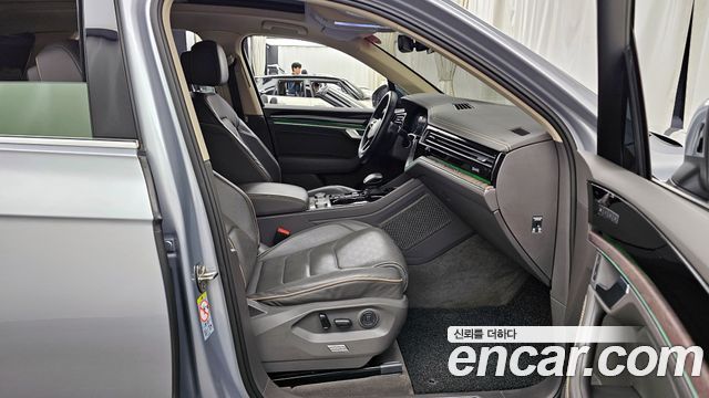Volkswagen Touareg 2021 — photo 11