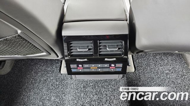 Volkswagen Touareg 2021 — photo 18