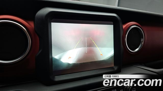 Jeep Wrangler 2021 — photo 16