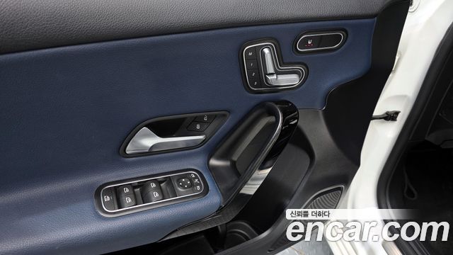Mercedes-Benz A-Class 2019 — photo 11