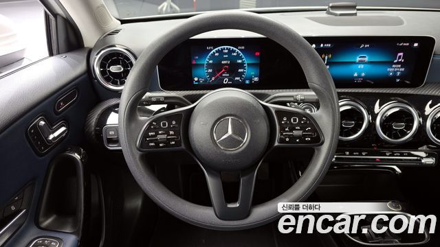Mercedes-Benz A-Class 2019 — photo 16