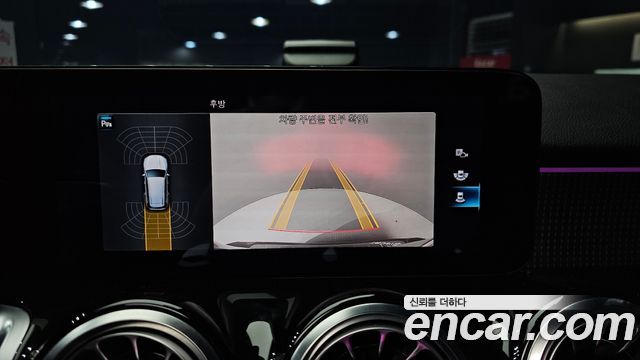 Mercedes-Benz GLB-Class 2021 — photo 15