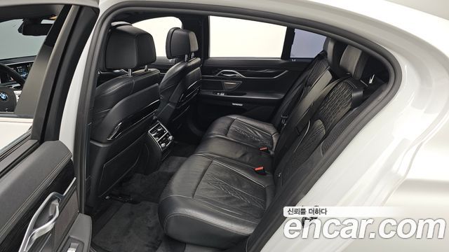 BMW 7-Series 2018 — photo 12