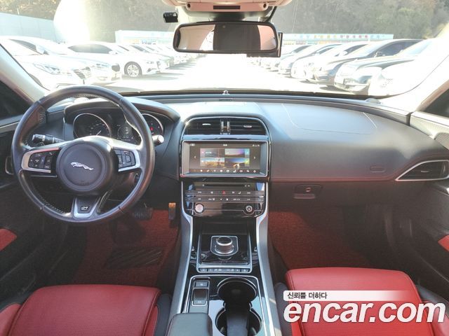 Jaguar XE 2017 — photo 8