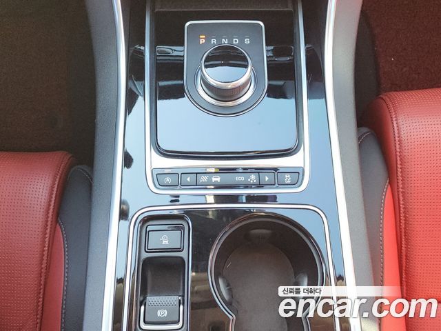 Jaguar XE 2017 — photo 10