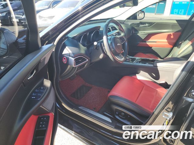 Jaguar XE 2017 — photo 11