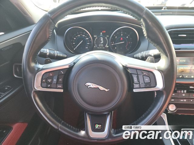Jaguar XE 2017 — photo 12