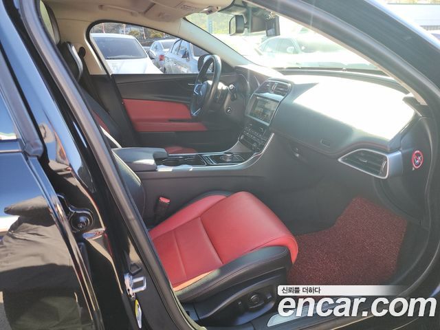 Jaguar XE 2017 — photo 17