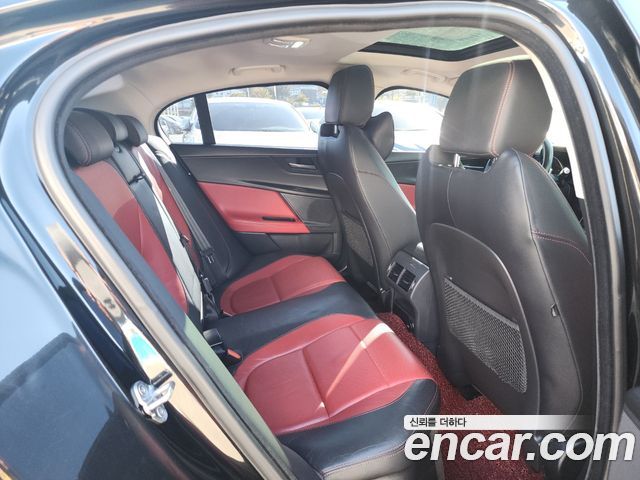Jaguar XE 2017 — photo 19