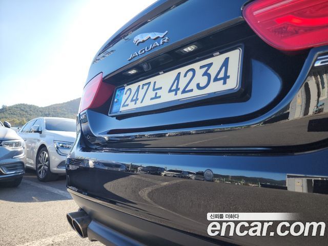 Jaguar XE 2017 — photo 20