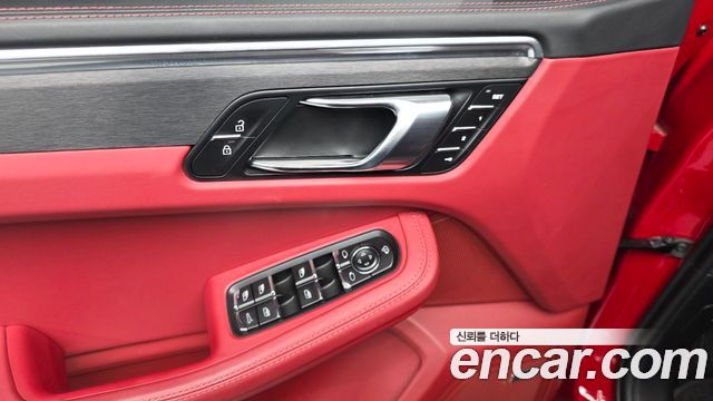Porsche Macan 2022 — photo 17
