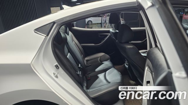Hyundai AVANTE 2015 — photo 12
