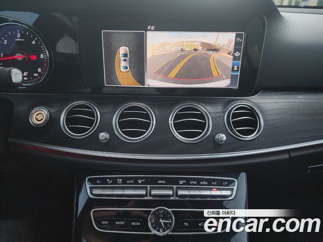 Mercedes-Benz E-Class 2017 — photo 14