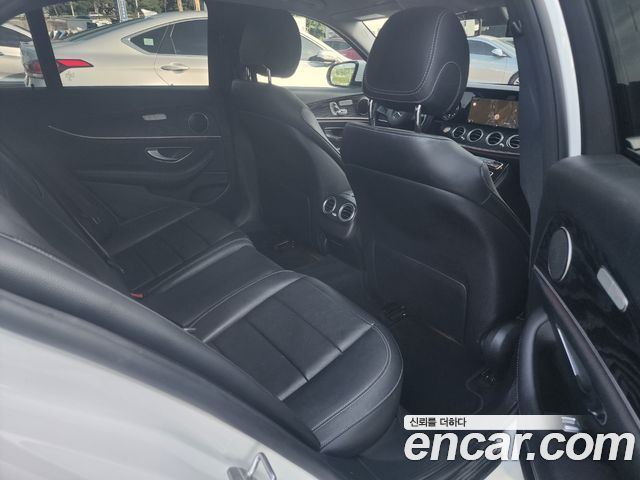 Mercedes-Benz E-Class 2017 — photo 18