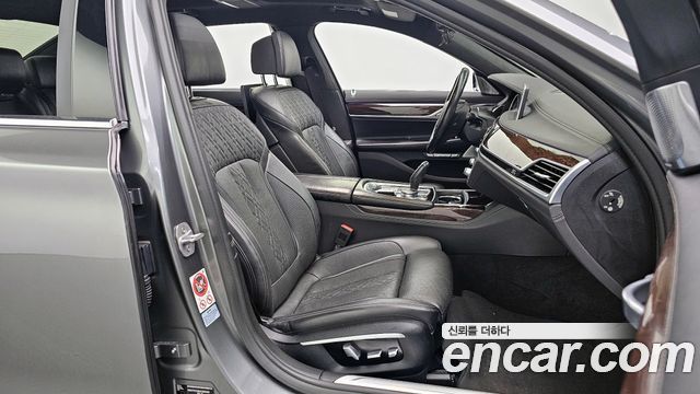 BMW 7-Series 2016 — photo 10